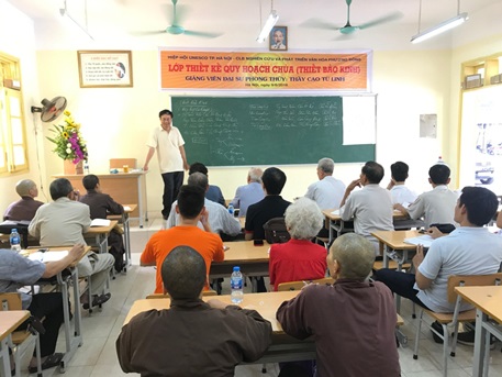Thầy Cao Từ Linh giảng dạy về thiết kế quy hoạch chùa cho các vị trụ trì và học trò tháng 6- 2018 ( Ảnh THBĐN)